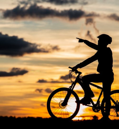 silhouette-repos-cycliste-au-coucher-du-soleil-concept-sport-plein-air-actif-min